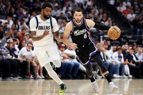 开云体育-德罗巴意外战胜独行侠，领先优势明显引爆全场！