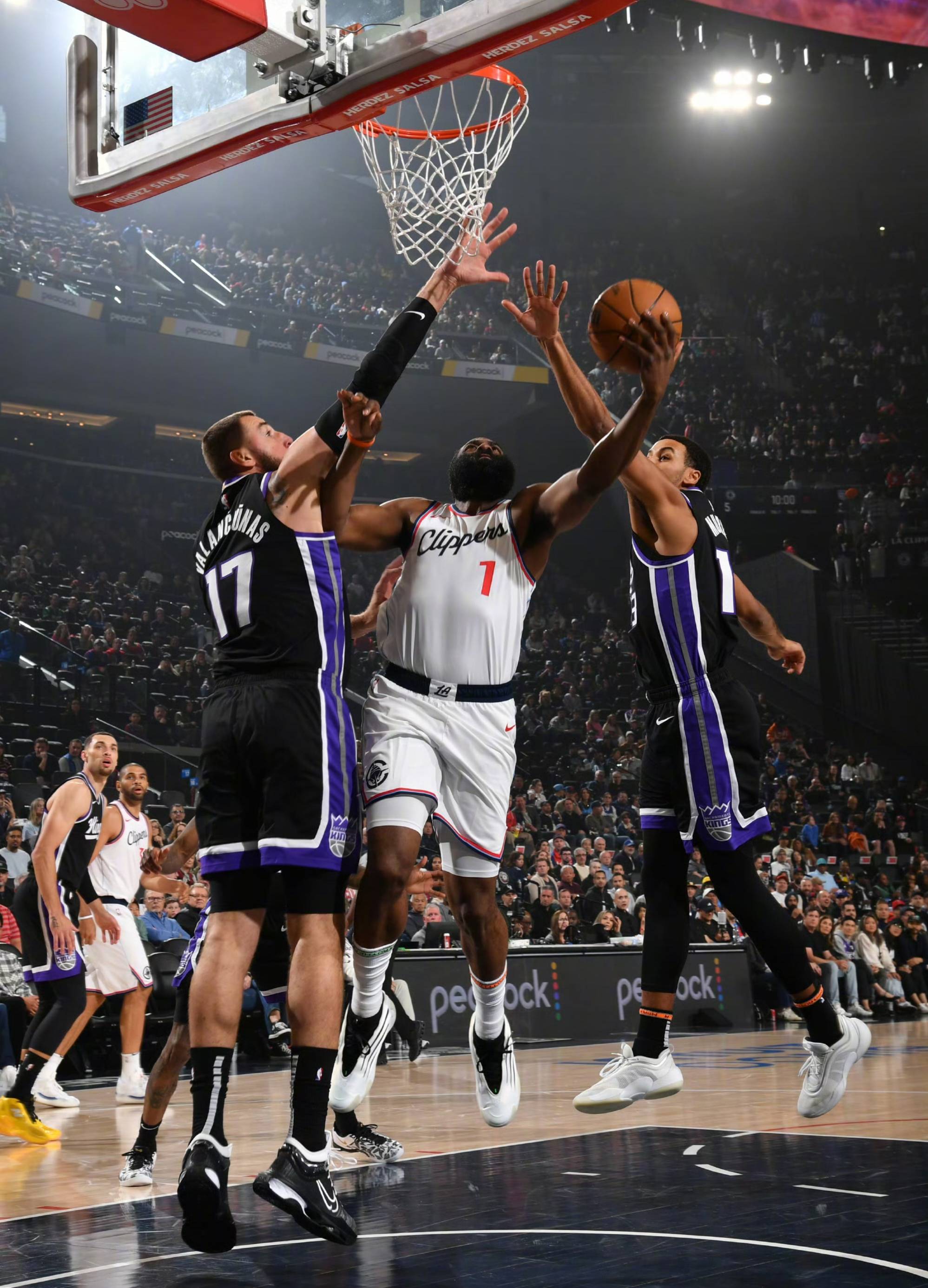  哈登关键节点精彩发挥,c9带队取胜了吗 