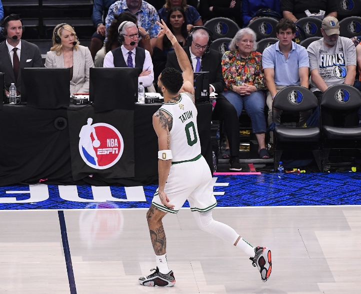 塔图姆在独行侠比赛中回归赛场，赛况扑朔迷离引发热议！的简单介绍